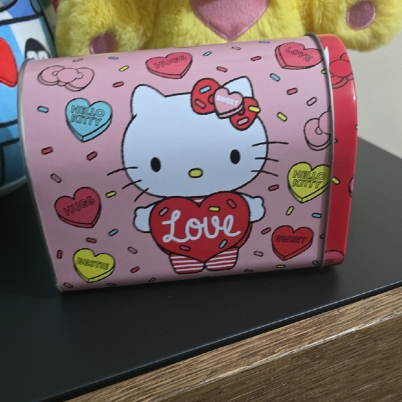 Hello Kitty Valentine Tin Mailbox 2020 Sanrio Love Hugs Sweet Bestie NWT - Picture 2 of 6